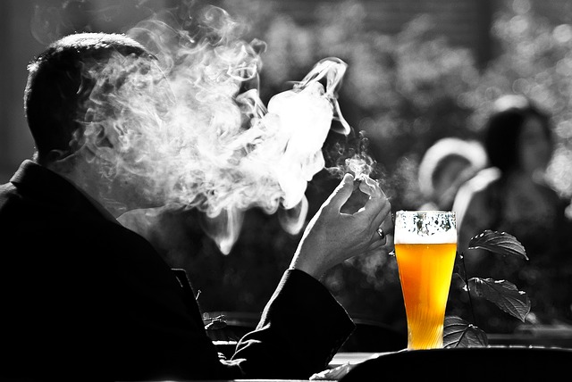 muž s cigaretou u piva.jpg