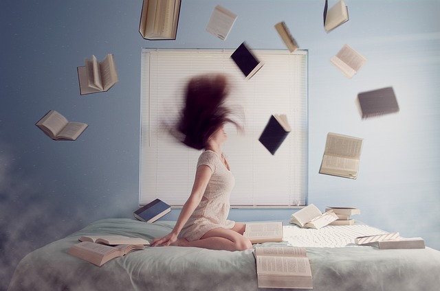 létající knihy nad postelí