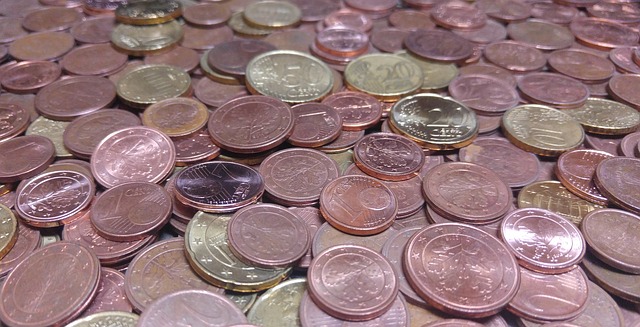 narůžovělé drobné mince