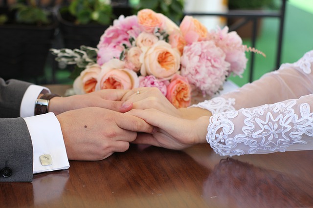 manželé se drží za ruce na stole